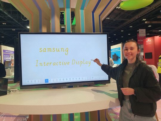 삼성전자 직원이 영국 런던에서 열리는 유럽 최대 교육 기술 전시회 'Bett 2023' 삼성전자 부스에서 신제품 전자칠판 WAC를 소개하고 있다.  삼성전자 제공